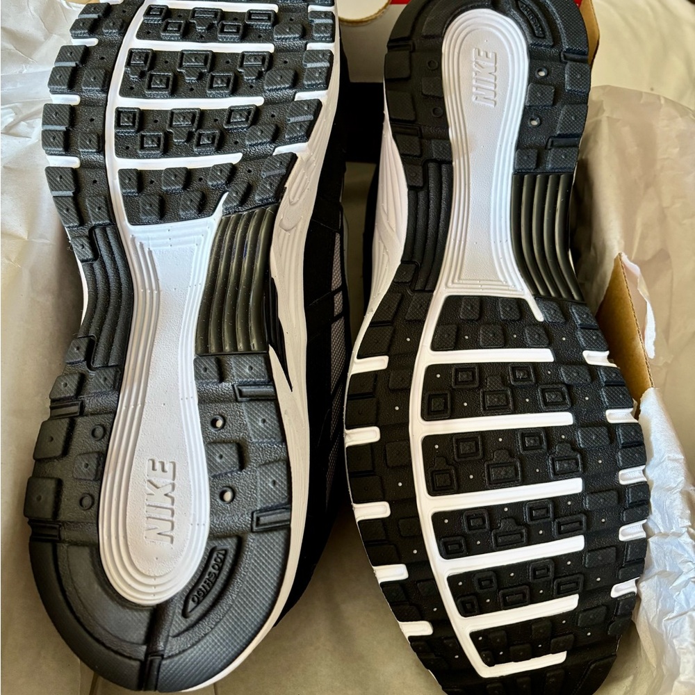 Nike Black and Gray Athletic Shoes - Picture 9 of 10